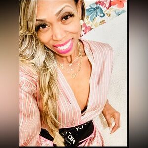 She’s on a Different level each time necklace💛